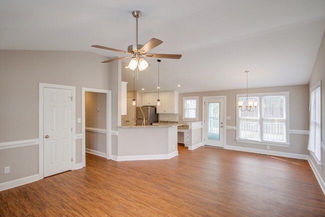 Building Photo - 2033 Battlewood Rd