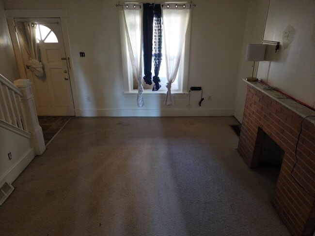 Livingroom - 942 Clive St