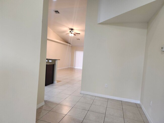 Foto del edificio - Nice, Clean 3 Bedroom, 2 Bathroom Duplex w...