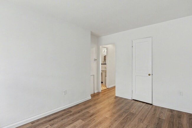 Building Photo - 10 Swan St