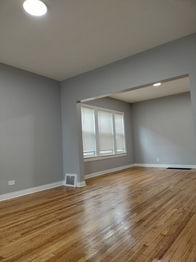 Building Photo - 1344 W 98th Pl