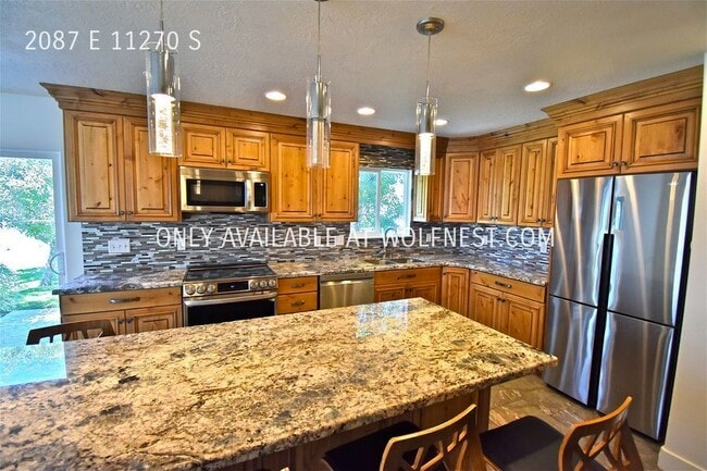Foto del edificio - Gorgeous 4 Bedroom Sandy Home! No Deposit ...