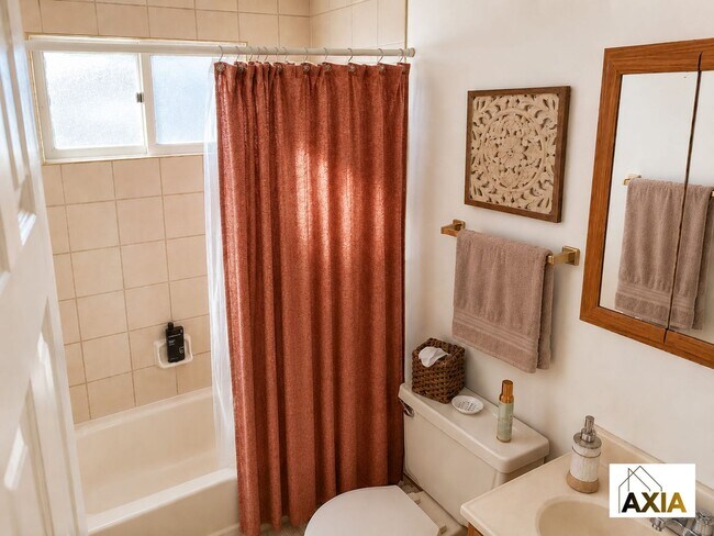 Foto del edificio - Charming 2BD/1BA Duplex with Farmland Views