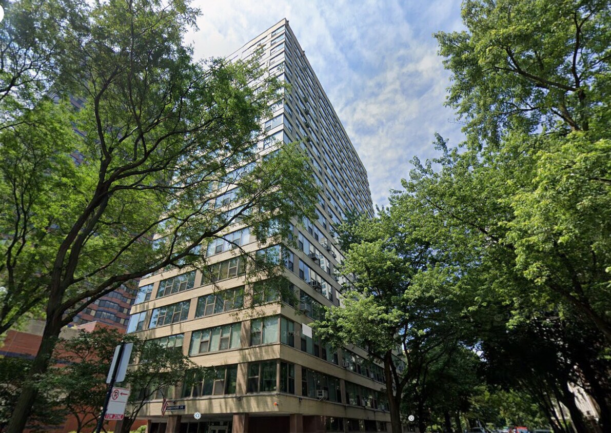 Foto principal - 2970 N Lake Shore Dr