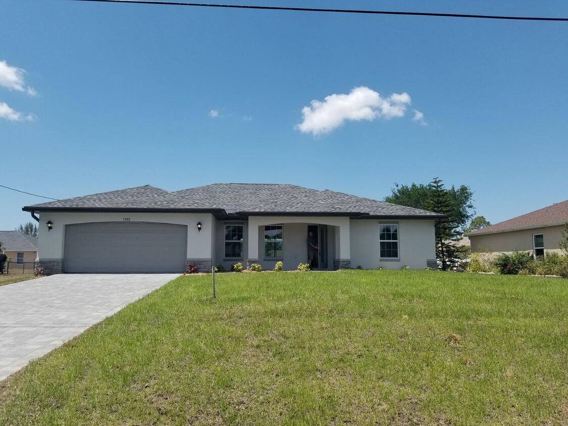 Foto principal - 4 Bedrooms 2 Baths Single-Family Home in C...