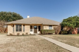 Building Photo - 1305 Chicota Dr