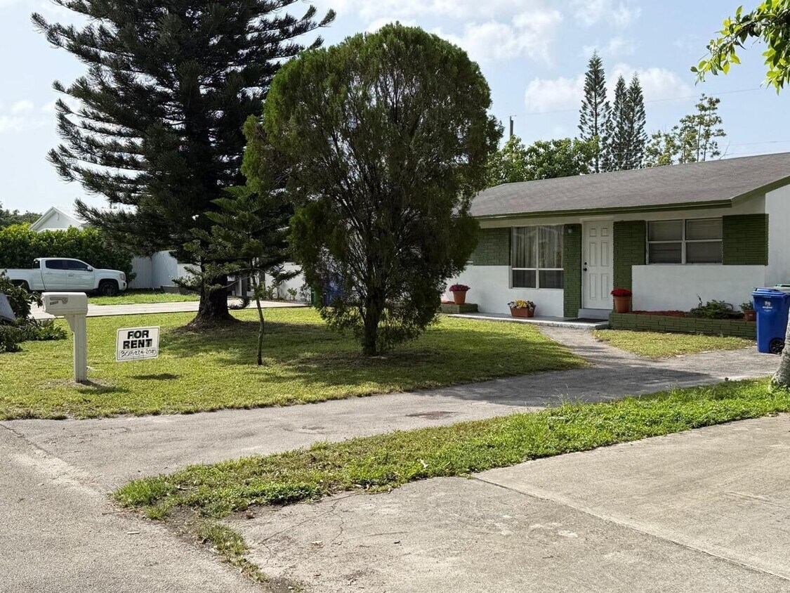 Building Photo - 6328 SW 20th St