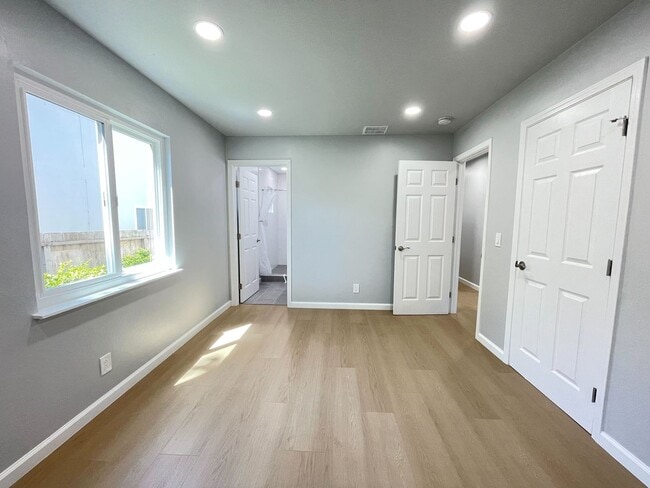 Building Photo - 831 Sinex Ave