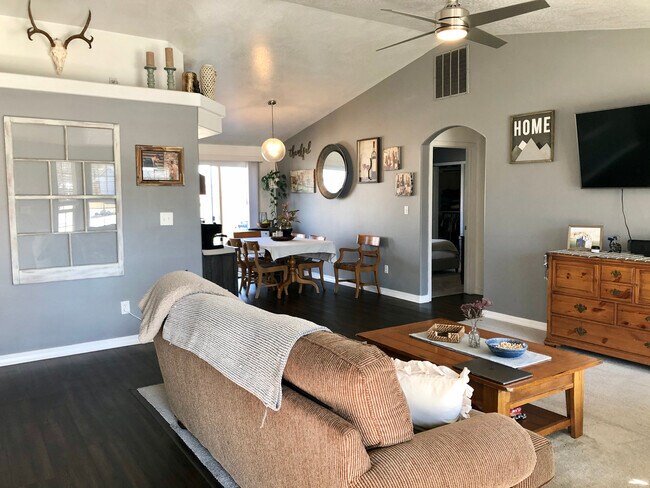 Building Photo - 5357 S Begonia Pl
