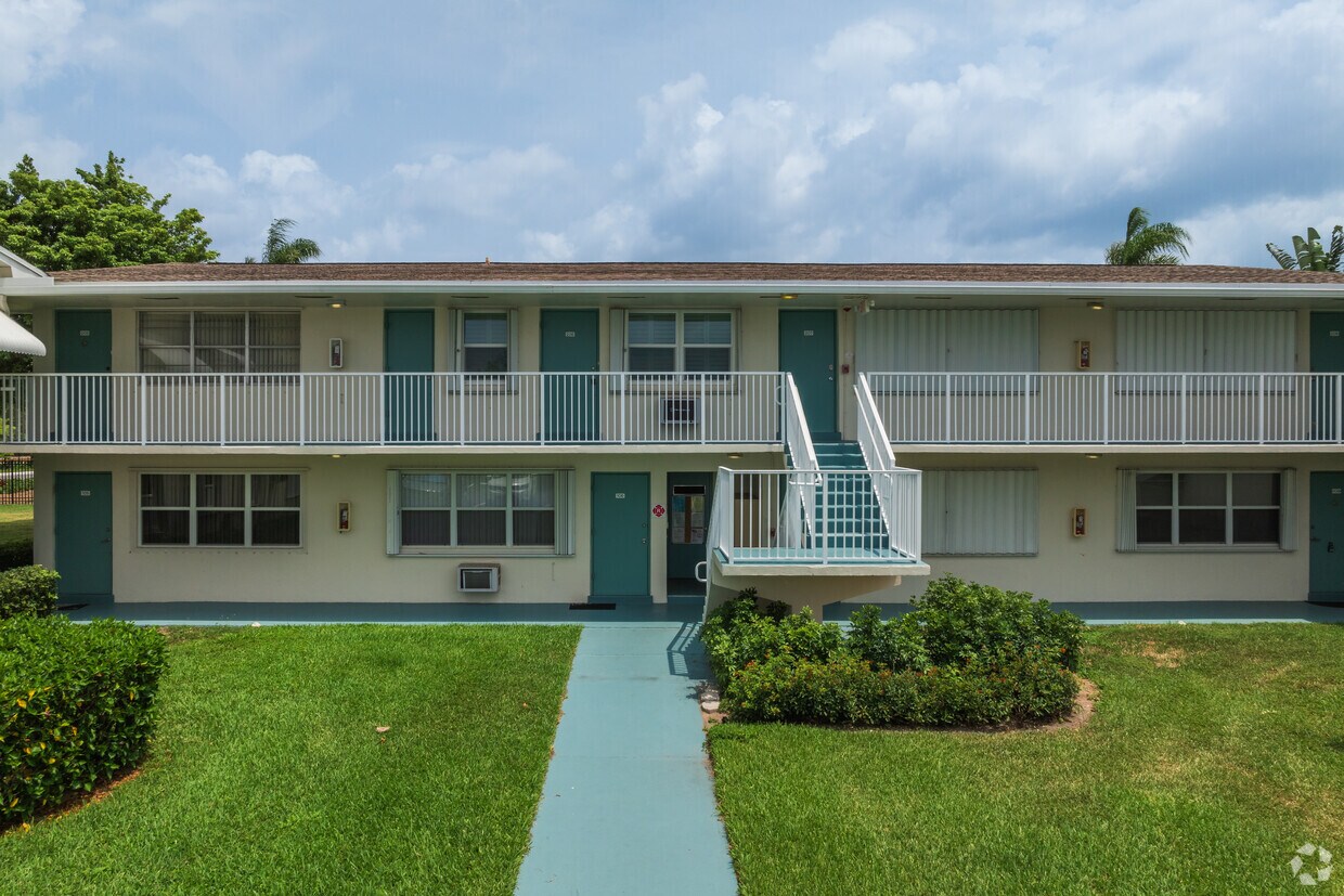 Entrada - Sterling Village Condominium