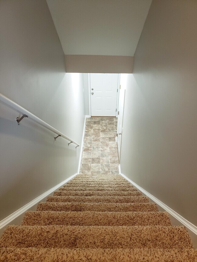 Staircase (2nd to 1st Floor) - 330 Creekview Ln