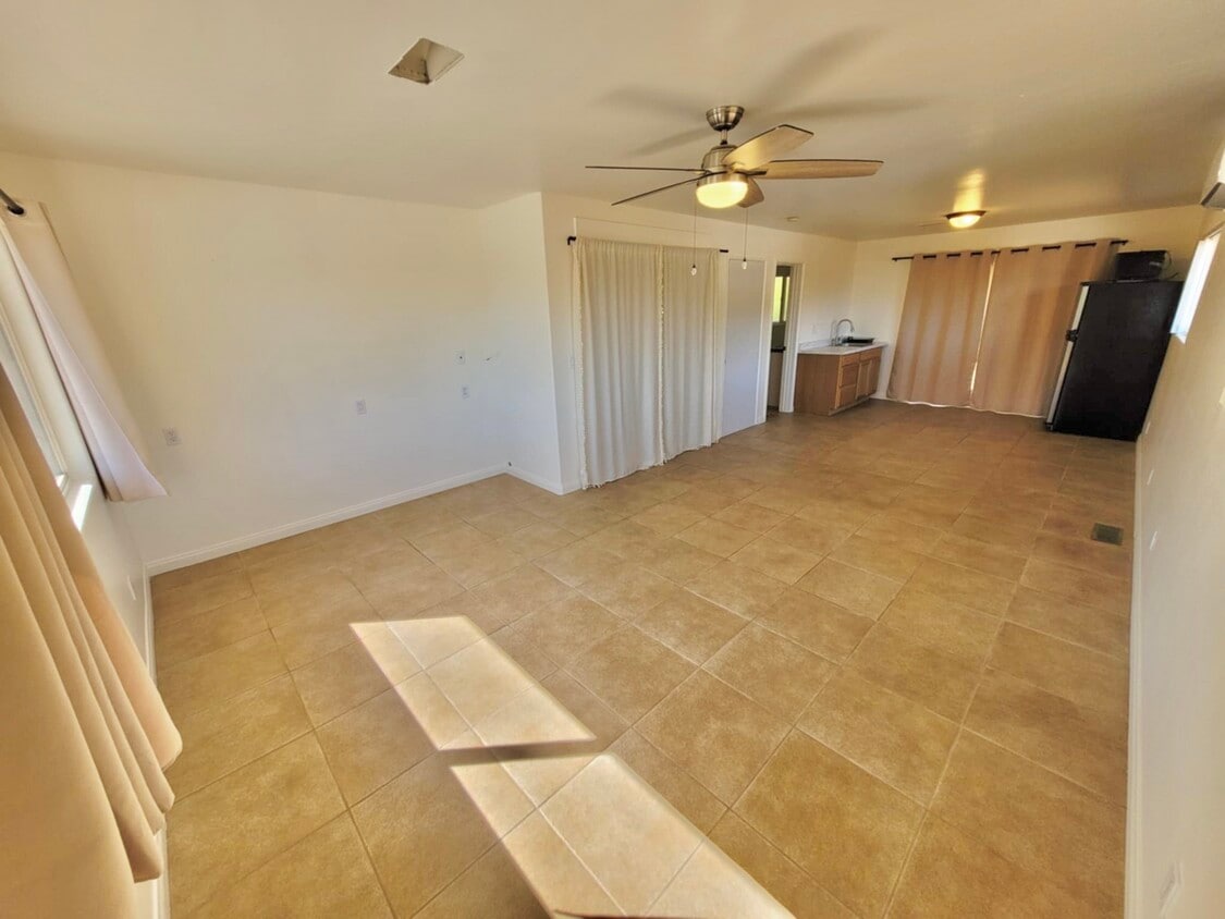 Primary Photo - 1550 Encino Dr