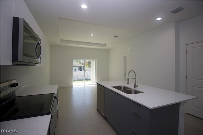 Foto del edificio - 1260 Milwaukee Blvd