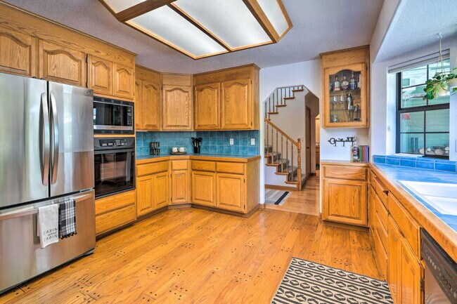 Foto del edificio - Large 3 bed, 2.5 bath home nestled on 10 acres in the hills of Camino but close to town!