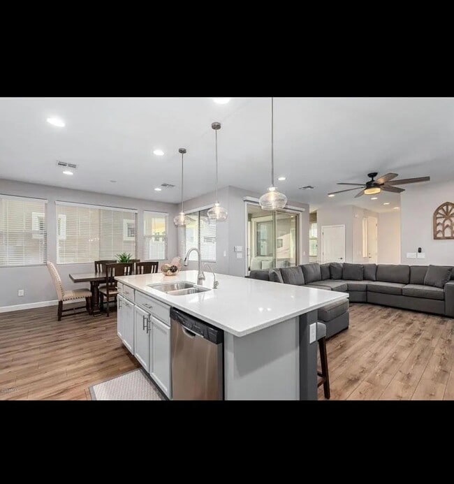 Foto del edificio - 2264 S Henry Ln