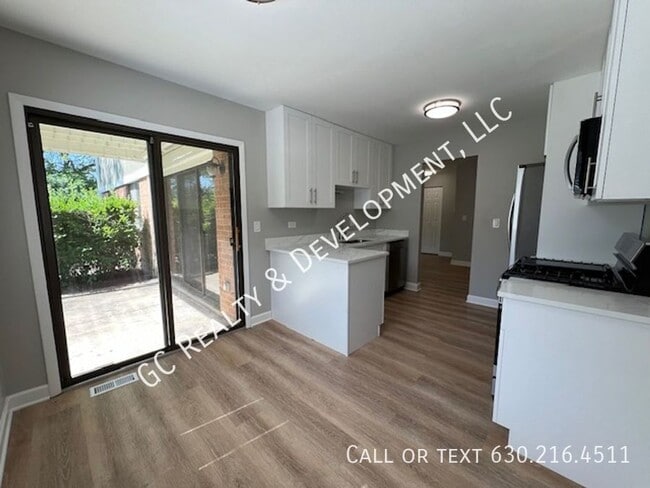 Foto del edificio - 403 Pinetree Ln