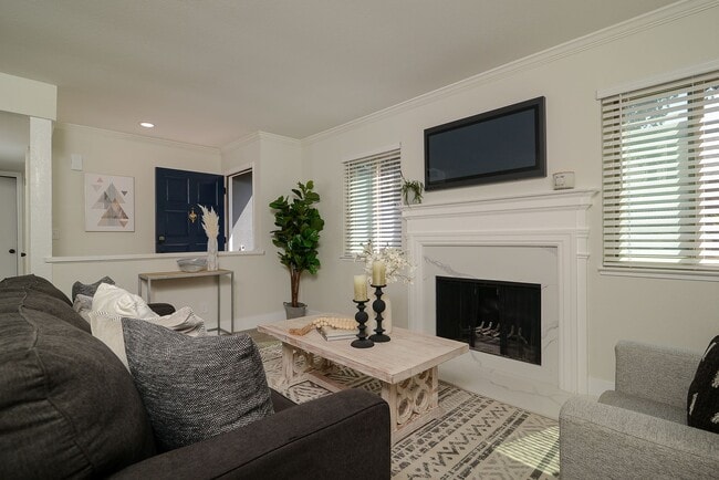 Building Photo - GORGEOUS REMODELED 3 BED CONDO IN GATE COM...