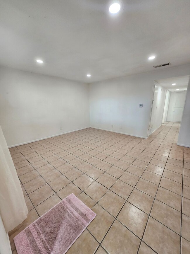 Building Photo - M-Muir Ave (triplex)