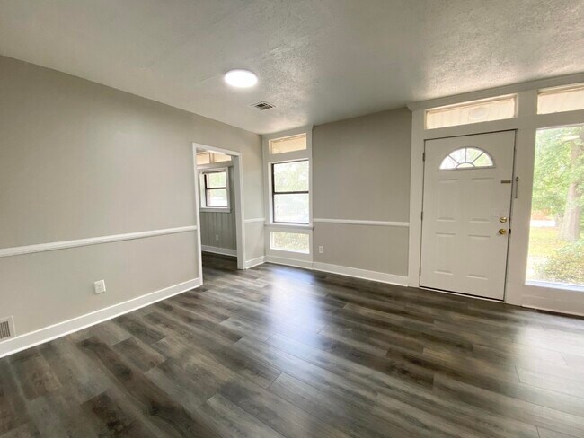 Foto del edificio - 2140 Silverdale Rd