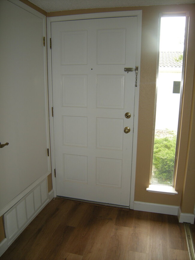 Foto del edificio - Condo unit featuring updated kitchen with ...