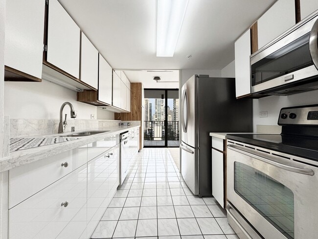 Photo - Large 2/2 in Heart of Waikiki with Central A/C & Utilities Included Apartment