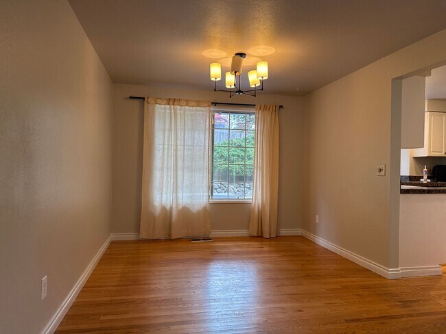 Building Photo - Beautiful Tri-level 3 beds, 2.5 baths plus...