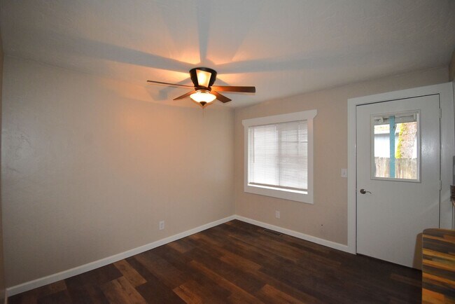 Foto del edificio - Modern home tucked away in the adorable little town of Brownsville.