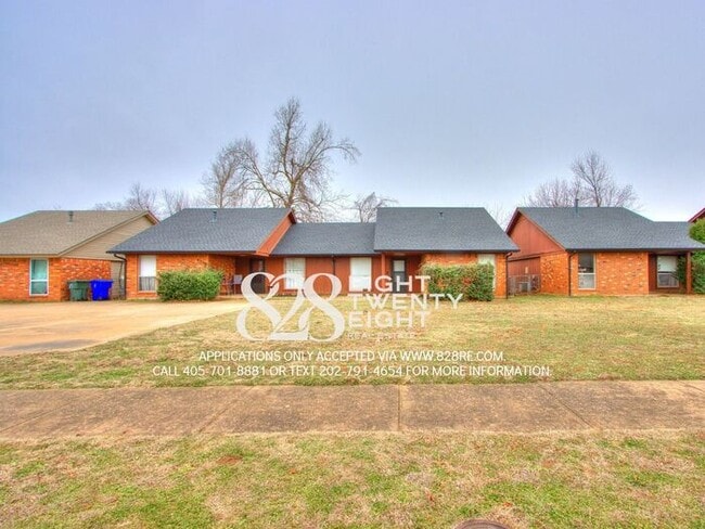 Building Photo - West Norman 2 Bed/1 Bath Duplex WITH Fenced Backyard! AVAILABLE NOW!