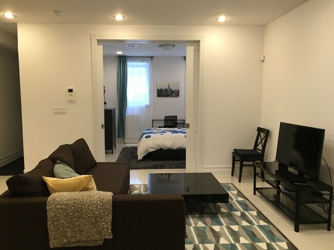 Building Photo - 1085 Hancock St