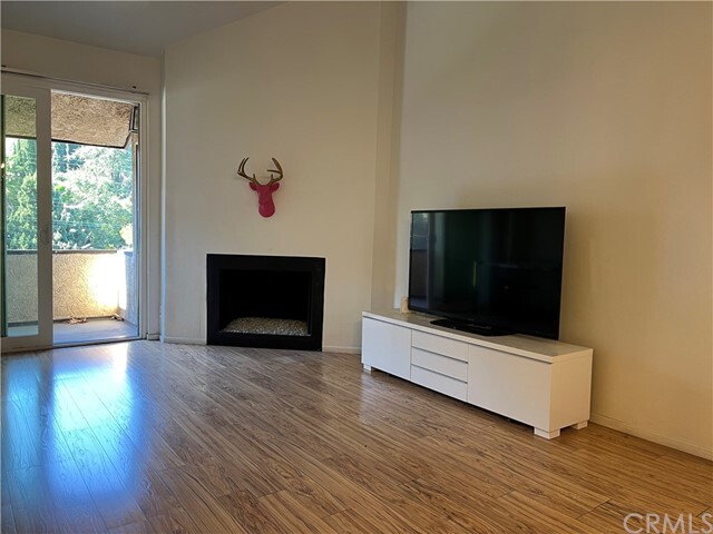 Foto del edificio - 3480 Barham Blvd
