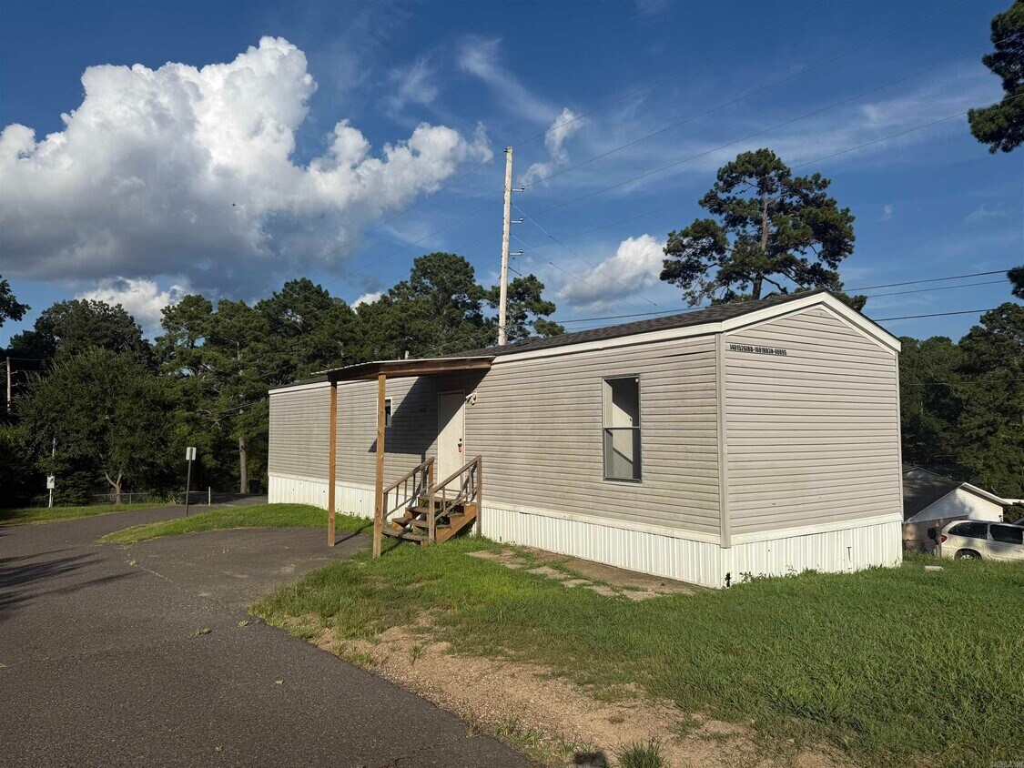 Primary Photo - 100 Springwood Rd