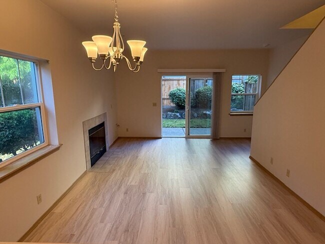 Foto del edificio - CHARMING 2 BED, 2 BATH KIRKLAND TOWNHOME W...