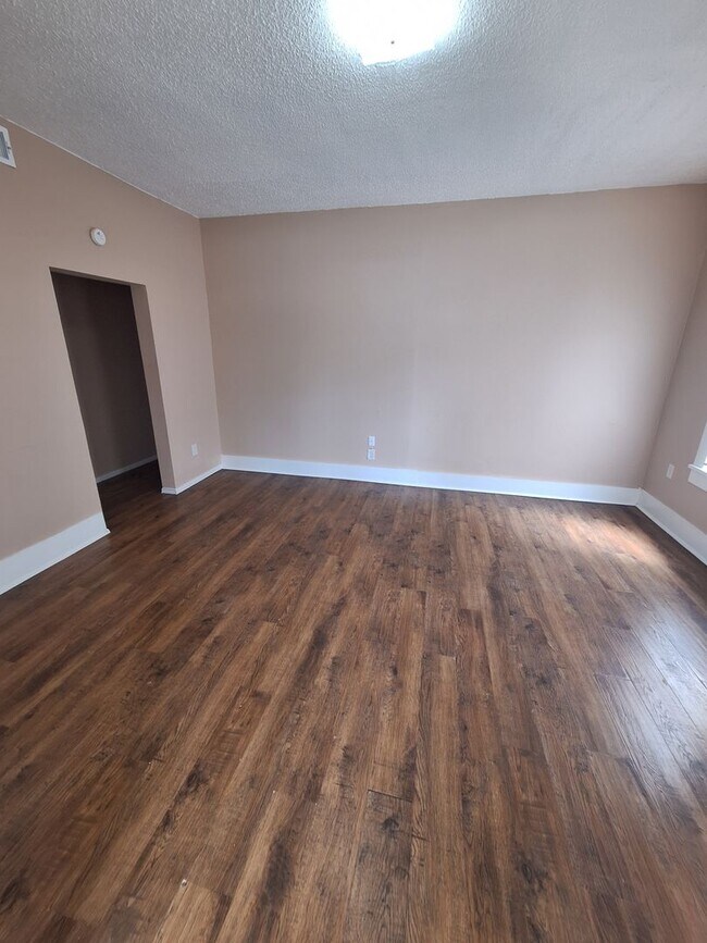 Foto del edificio - Downstairs Unit
