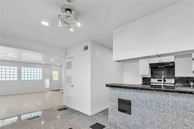 Foto del edificio - 5210 Woodrow Ave