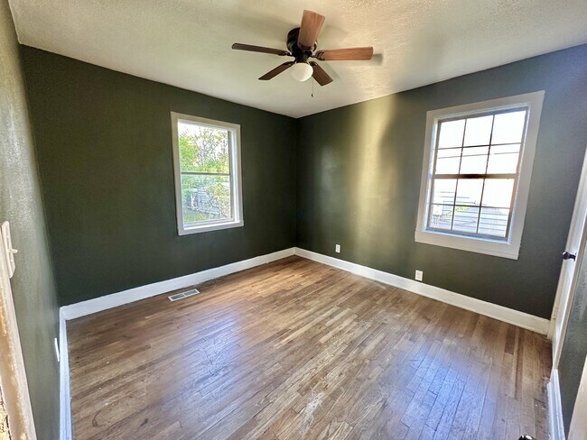 Building Photo - 2216 Lee Ave SW