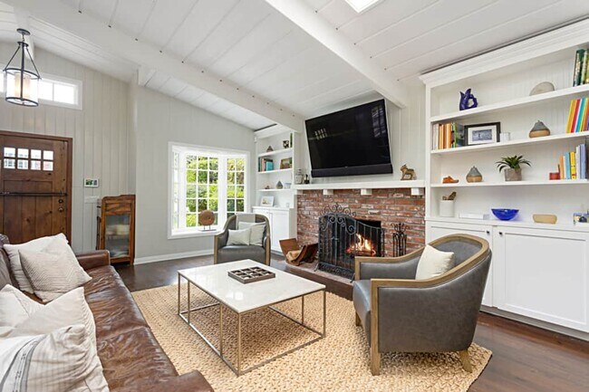 Foto del edificio - Classic Coastal Cottage - Walk to Beach, S...