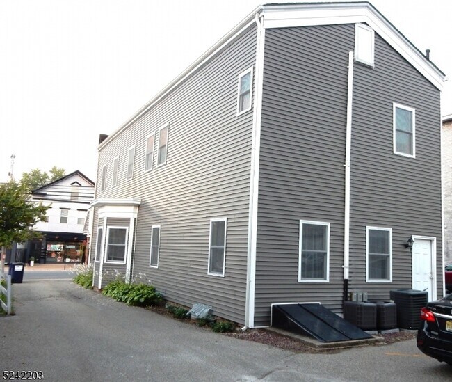 Building Photo - 256 Main St