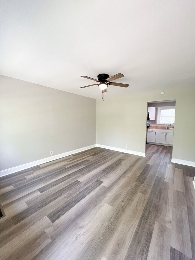 Foto del edificio - Completely Remodeled Home in Clarksville, TN – Just Off Madison Street!