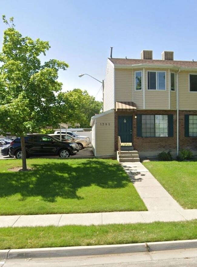 Building Photo - Awesome Rose Park Thouse in quiet community!