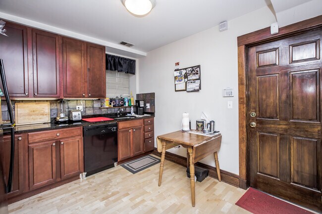 Foto del edificio - Large 2bed/1bath GARDEN UNIT in Bucktown! In-Unit Laundry! Central Air! Rooftop Deck!