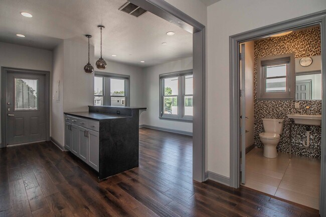 Foto del edificio - Contemporary LOFT LIVING on Magnolia Street!