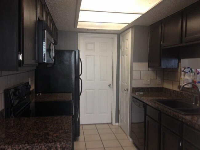 Foto del edificio - 512 Eberhart Ln