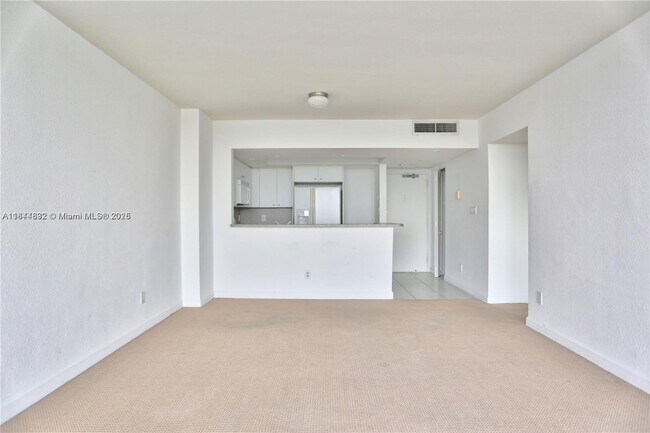 Foto del edificio - 5600 Collins Ave