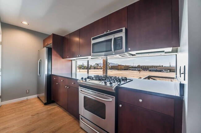 Foto del edificio - 2/BD 2/BA Rare 3-Story Downtown Rental – S...