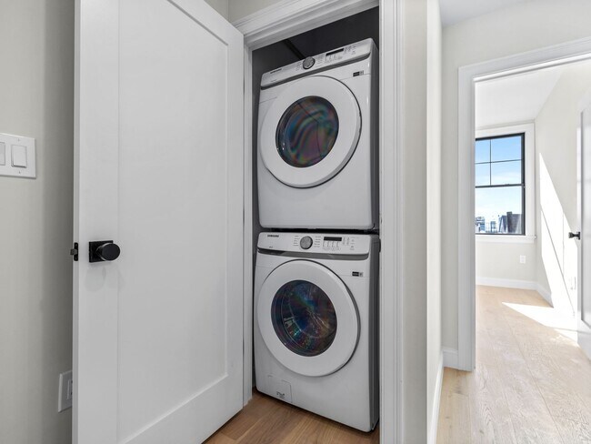 Building Photo - 4 Bed / 2 Bath in South Boston | In-Unit Laundry | 9/1