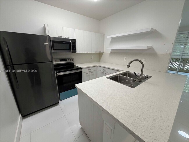 Foto del edificio - 18328 NW 68th Ave