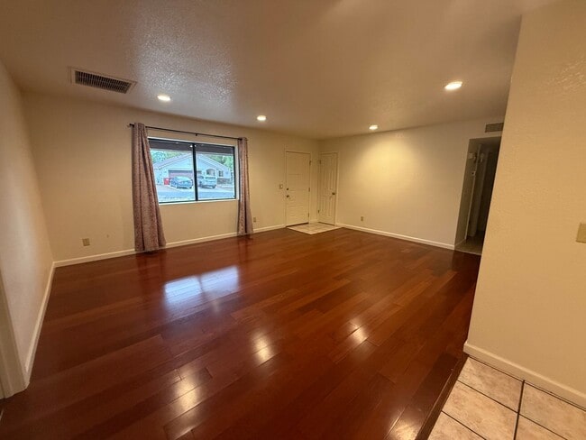 Building Photo - Spacious 3 Bedroom 2 Bath Contact Property Pros Property Management