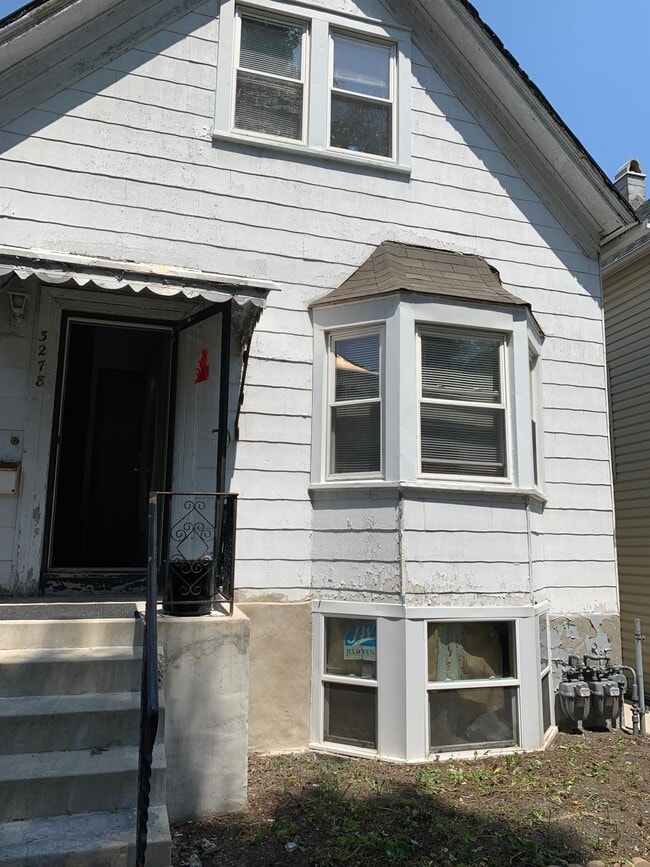 Puerta de entrada principal de la casa - 3278 W Wabansia Ave