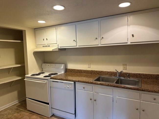 Building Photo - 500 Umstead Dr