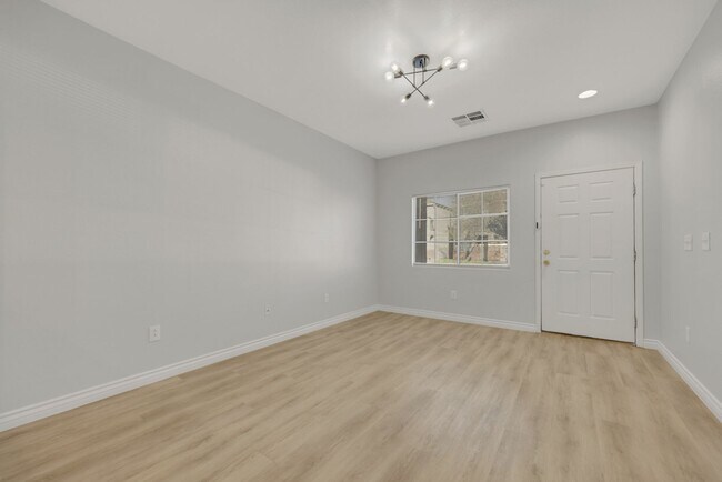 Building Photo - Cute 3 bedroom home freshly painted and clean